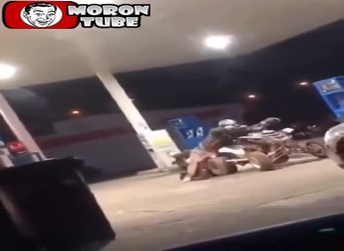 Video :Two policemen attempt to halt a giant